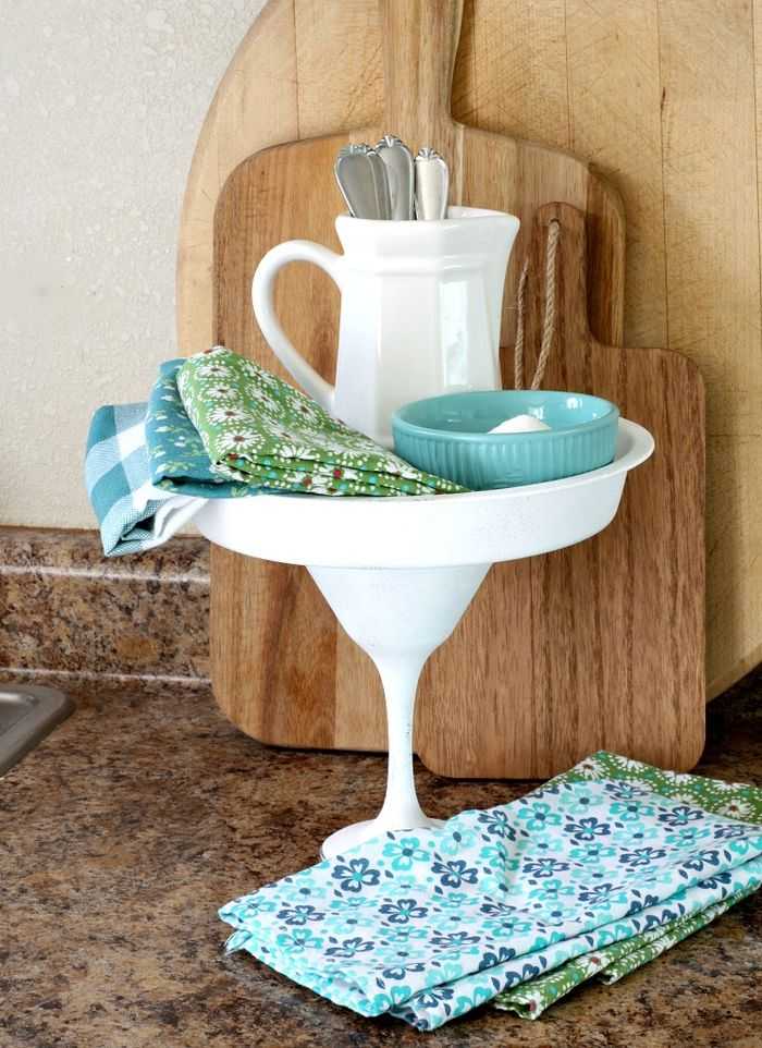 A white cake plate with blue napkins