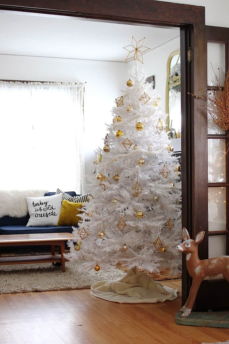 20 Lovely Minimalist Christmas Tree Ideas for A Simple Yet Elegant Holiday